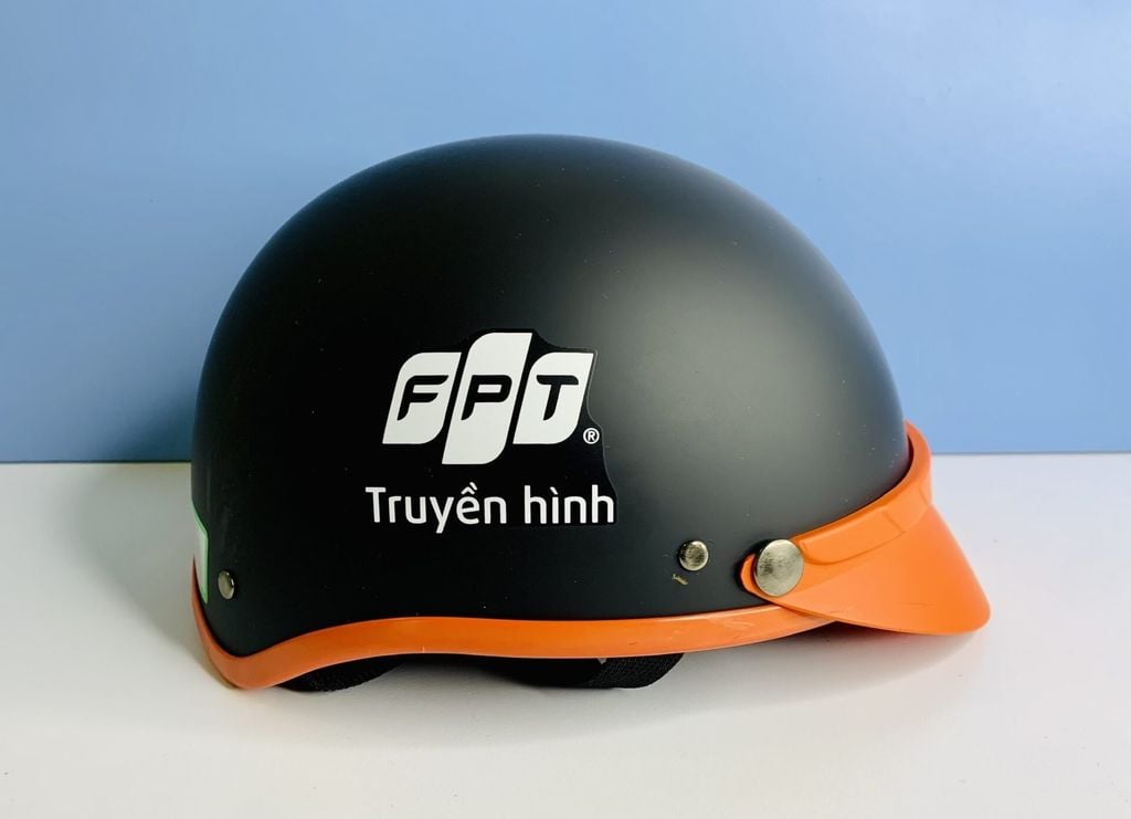 Mẫu mũ bảo hiểm FPT màu đen phối viền cam quanh nón