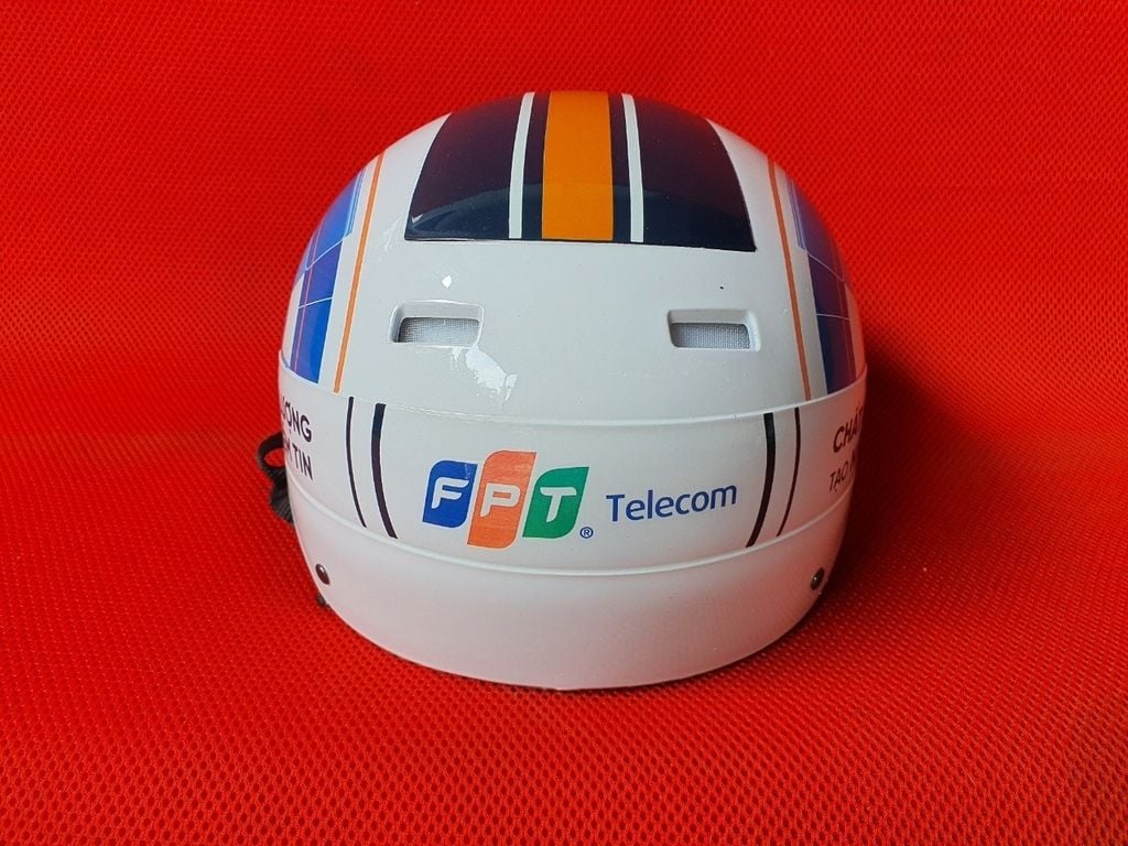 Mũ bảo hiểm FPT được in logo chuẩn màu thương hiệu