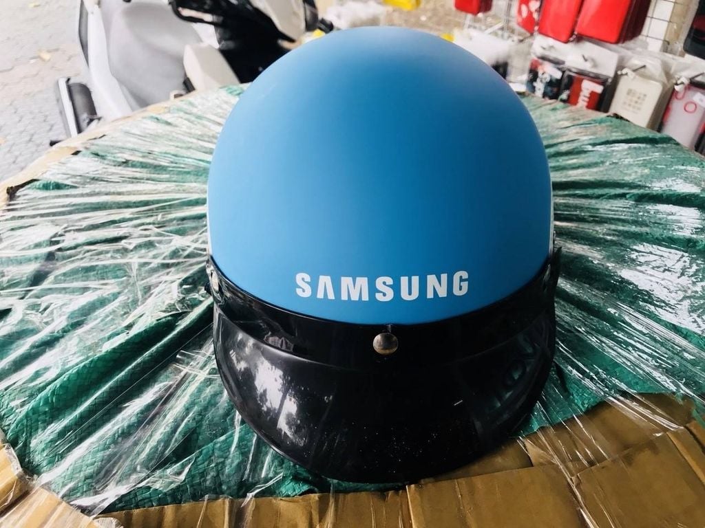 Mẫu mũ bảo hiểm Samsung màu xanh được làm từ nhựa ABS chắc chắn