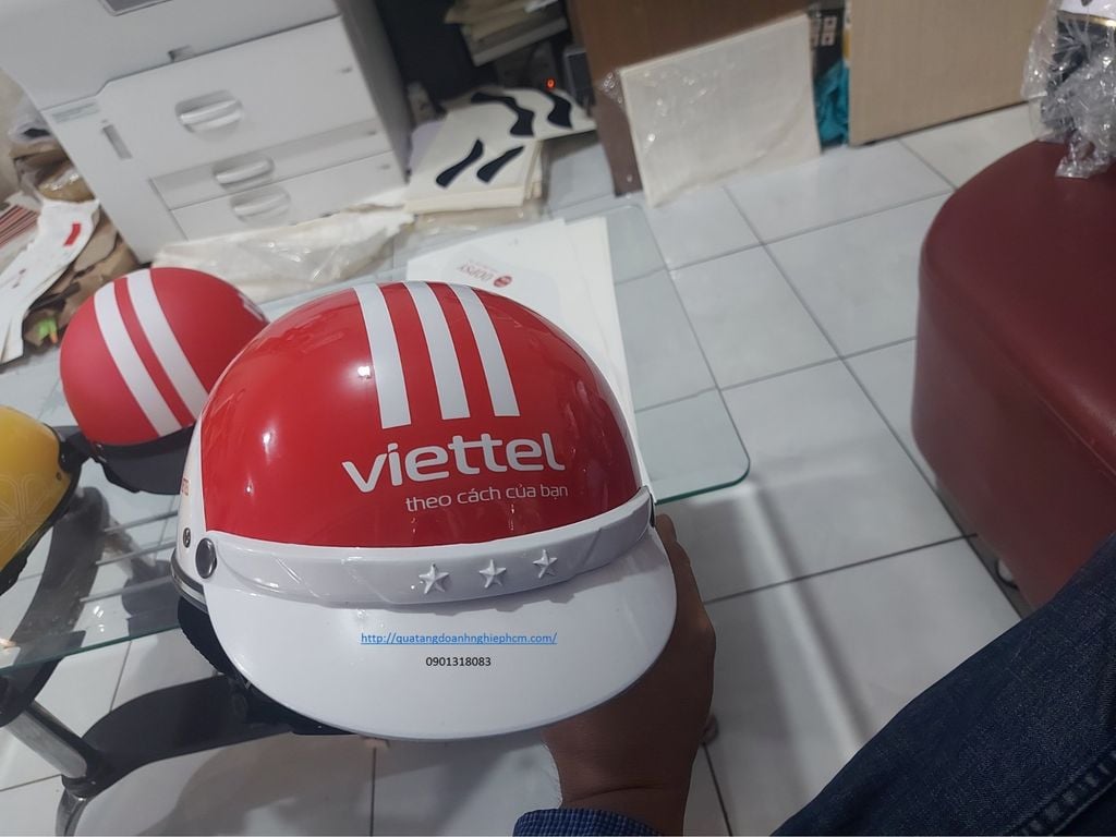 Mũ bảo hiểm Viettel thiết kế nửa đầu màu đỏ in logo trắng nổi bật