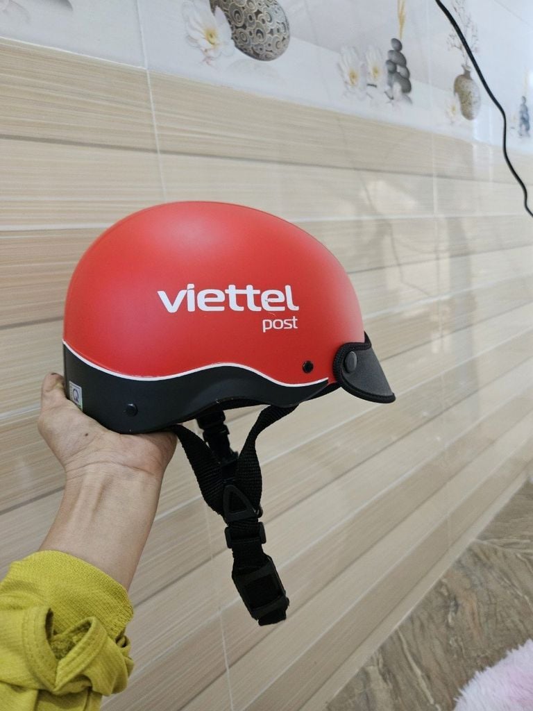 Mẫu mũ bảo Viettel nửa đầu toàn bộ màu đỏ, quai đeo chắc chắn