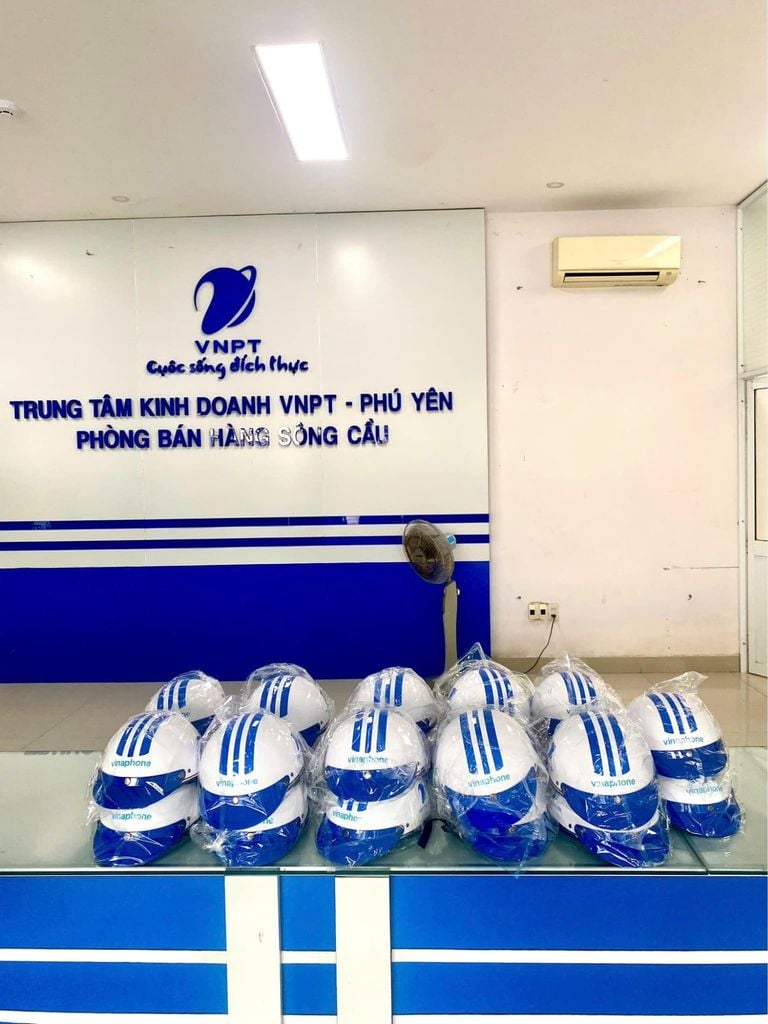 Mẫu quà tặng Vinaphone có màu trắng sáng phối viền xanh đẹp mắt