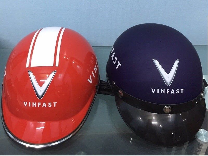 Thiết kế có logo và tên thương hiệu Vinfast ngay giữa nón