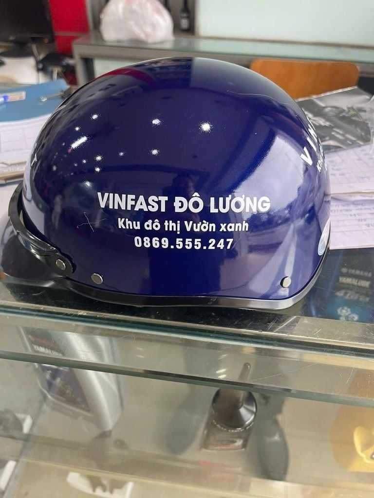 Mẫu mũ nửa đầu màu xanh navy lịch lãm, logo VinFast mạ bạc tạo điểm nhấn nổi bật