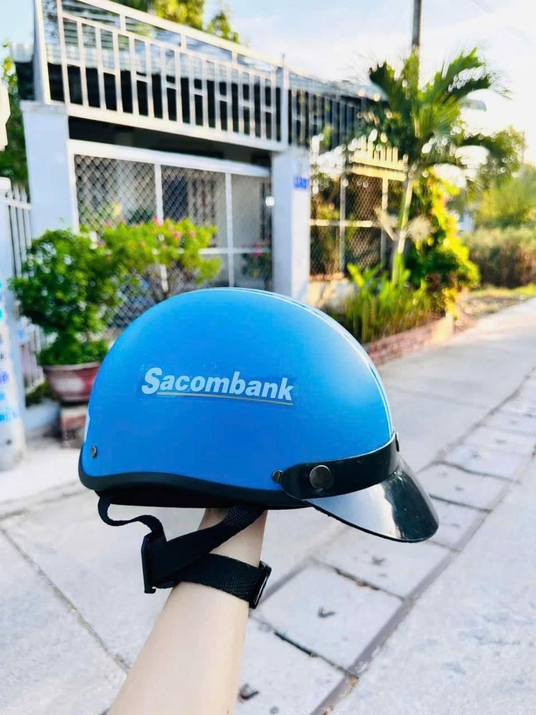 Chiếc nón nửa đầu màu xanh biển với dây quai chắc chắn, thiết kế gọn gàng