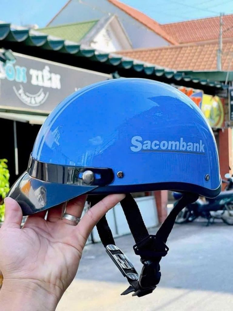 Nón bảo hiểm Sacombank màu xanh biển bóng mượt, logo in nổi bật ở chính giữa
