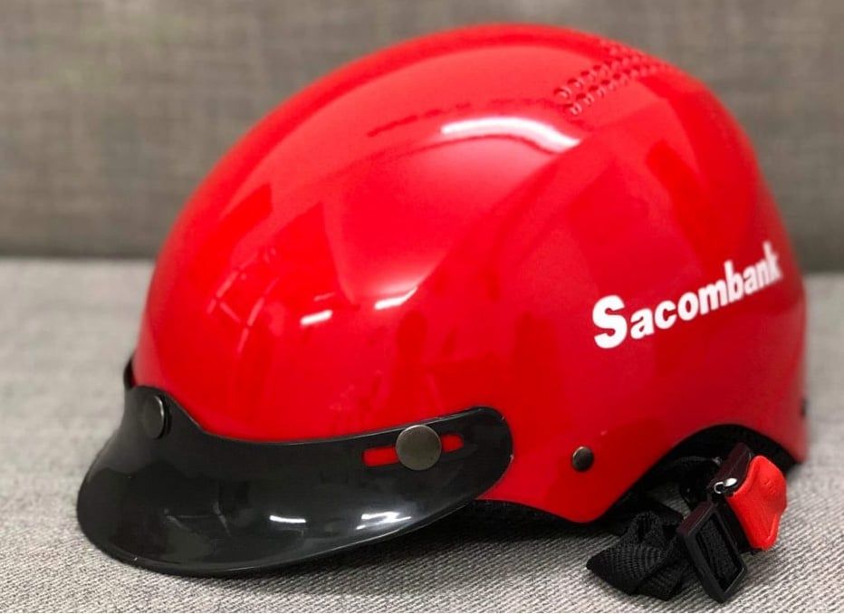 Thiết kế nón nửa đầu màu trắng với logo Sacombank in nổi bật trên nền đỏ.