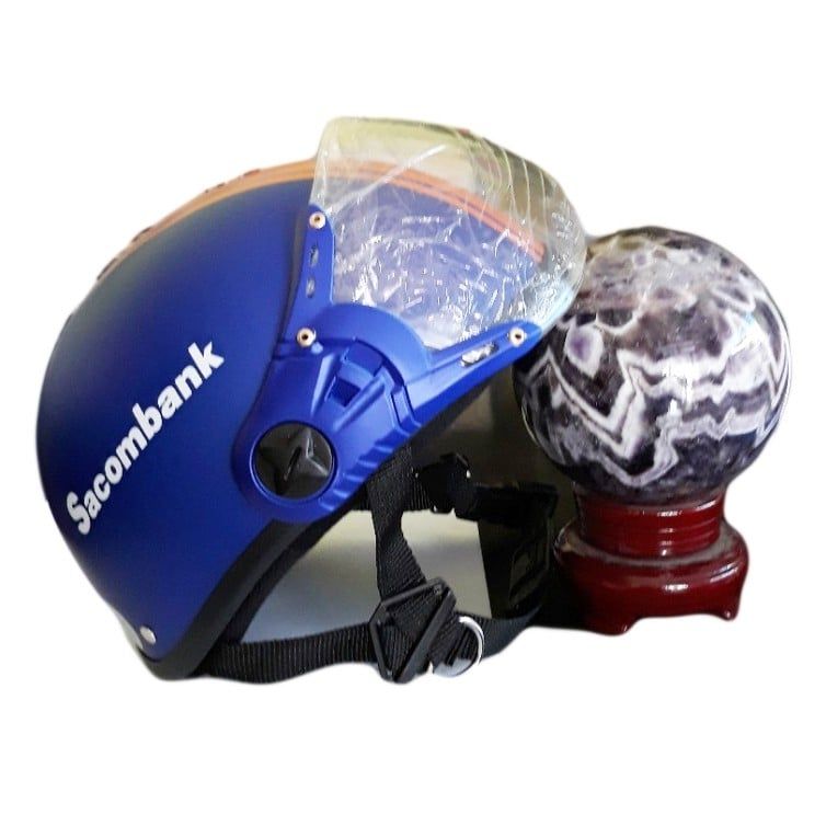 Thiết kế nón bảo hiểm xanh biển với lớp sơn chống trầy, logo Sacombank rõ nét