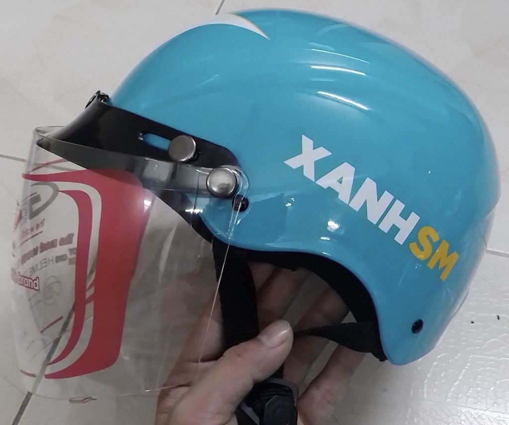 Nón bảo hiểm 3/4 đầu xanh SM có phần kính chắn gió bảo vệ