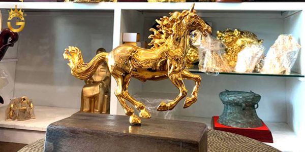 Tượng ngựa mạ vàng - Linh vật may mắn