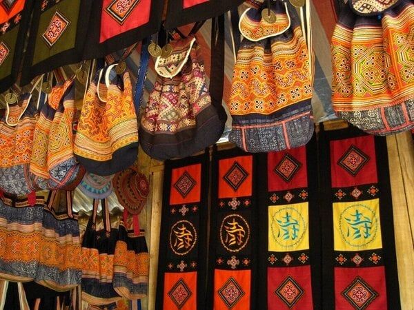 Quà tặng đậm sắc dân tộc