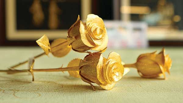 Hoa mạ vàng cực kỳ sang trọng và độc đáo khi làm quà tặng cho khách hàng VIP
