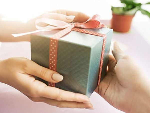 Vì sao nên tặng quà cho nhân viên xuất sắc?
