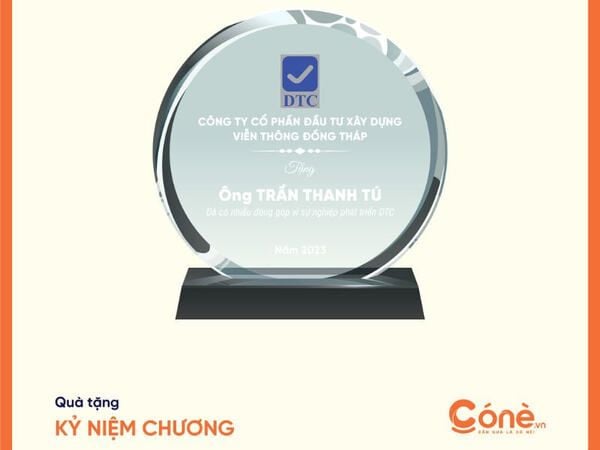 Kỷ niệm chương có thể tùy chỉnh theo tên và mô tả ngắn về thành tựu của cá nhân để thể hiện sự trân trọng và đánh giá cao nhân viên