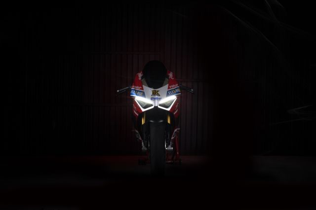 Ducati Panigale V4 S hào nhoáng với phong cách tem đấu Desmosedici GP