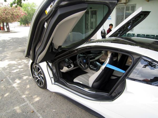 Siêu xe BMW i8 ở Sài Gòn giá trên 7 tỷ đồng