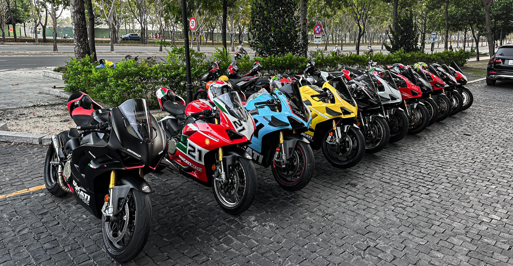 Offline-Ducati- Panigale-đầy-đủ-màu-sắc-Tp-HCM