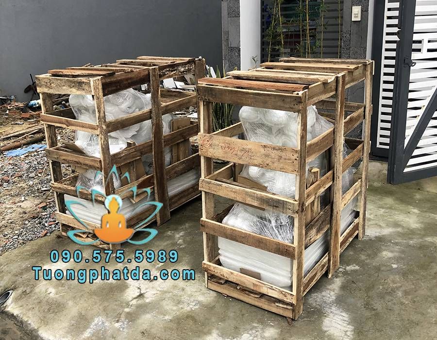 Đóng tượng tỳ hưu đá trắng vào pallet gỗ và vận chuyển