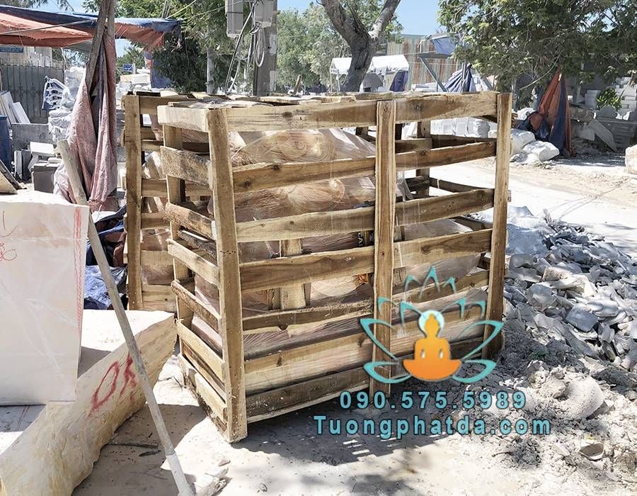 Đóng tượng tỳ hưu đá vàng vào pallet gỗ hoàn thiện.