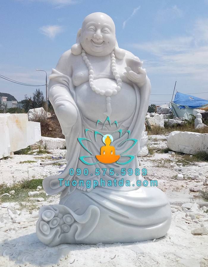 Tượng Phật Di Lặc đứng bằng đá.