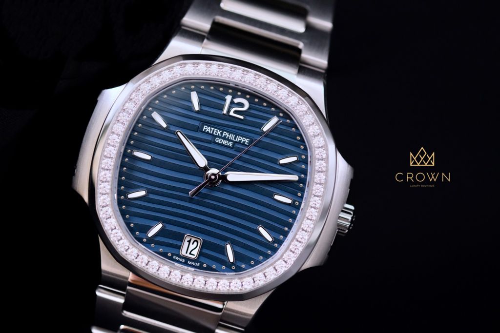 Patek Philippe 7118/1200A-001: Với thiết kế sang trọng và đẳng cấp của Patek Philippe 7118/1200A-001, đây là một trong những mẫu đồng hồ đeo tay hàng đầu trên thị trường hiện nay. Khám phá vẻ đẹp tinh tế và chỉn chu của đồng hồ này qua những bức ảnh chụp chân thực và sắc nét.