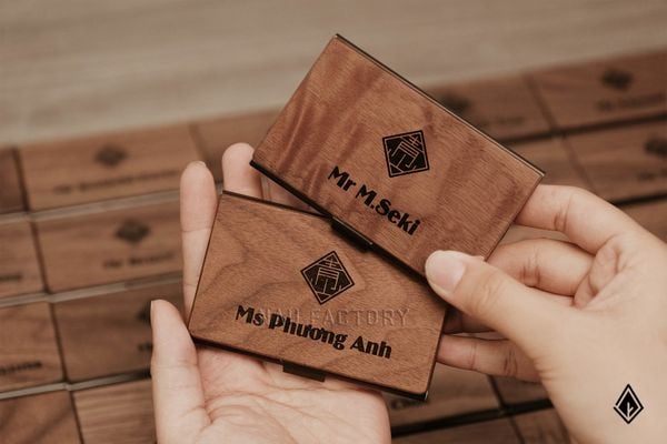 Tại sao hộp đựng namecard gỗ khắc laser là lựa chọn hoàn hảo để tạo nên sự khác biệt?