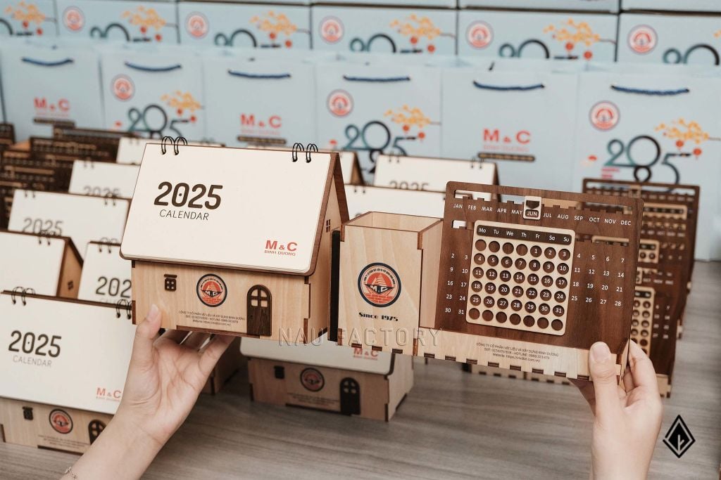 Cùng M&C đánh dấu khởi đầu mới với set lịch gỗ để bàn