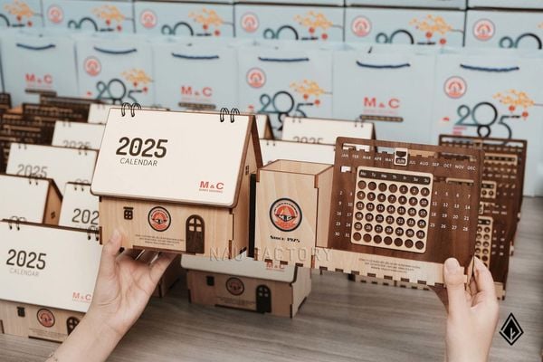 Cùng M&C đánh dấu khởi đầu mới với set lịch gỗ để bàn
