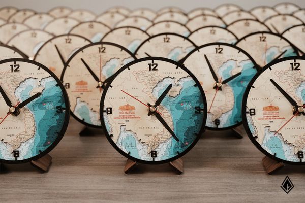 Đồng hồ gỗ bản đồ Việt Nam - Chạm đến hồn Việt, chạm đến tri ân