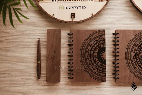 Happytex tạo ấn tượng khó quên với set quà gỗ cá nhân hóa