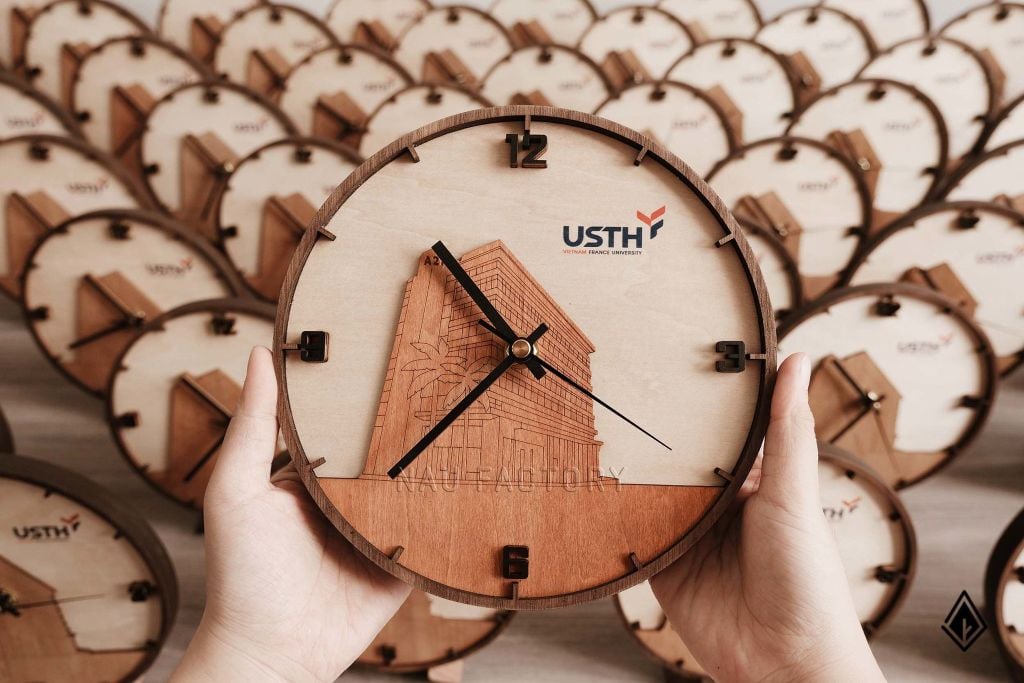 Khẳng định đẳng cấp khác biệt cùng USTH qua đồng hồ tòa nhà tinh xảo