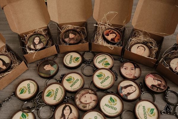 Kỷ niệm tập thể, gắn kết từ móc khóa gỗ cá nhân hóa