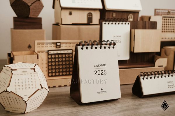 Top 5 mẫu lịch gỗ để bàn bán chạy dịp cuối năm tại Nâu