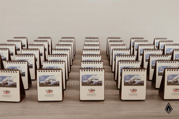 Lịch gỗ form đứng - Mở ra sự sáng tạo thương hiệu E&C