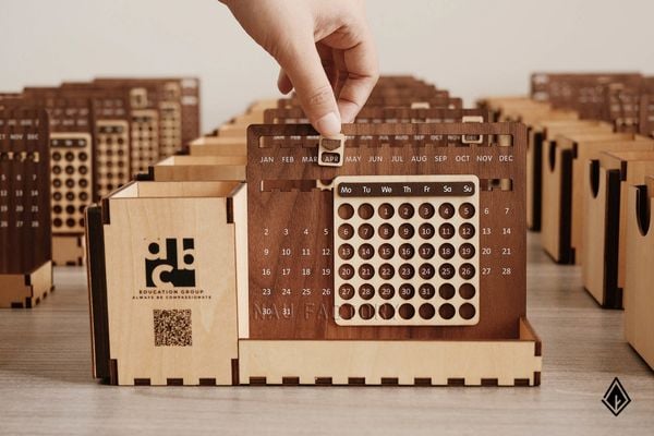 Lịch gỗ vạn niên in mã QR theo yêu cầu ABC Education Group