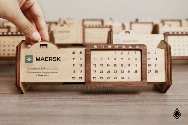 MAERSK tri ân người đồng hành tận tâm trên lịch gỗ vạn niên