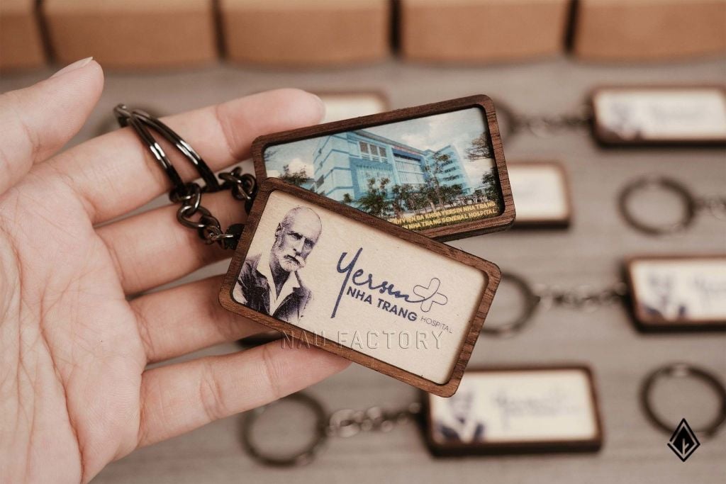 Tối ưu ngân sách quà tặng doanh nghiệp với móc khóa gỗ in UV