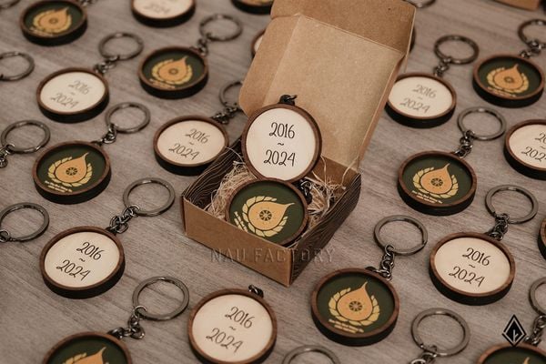 Gắn kết kỉ niệm với móc khóa khóa gỗ - Quà tặng sự kiện thiết kế theo yêu cầu