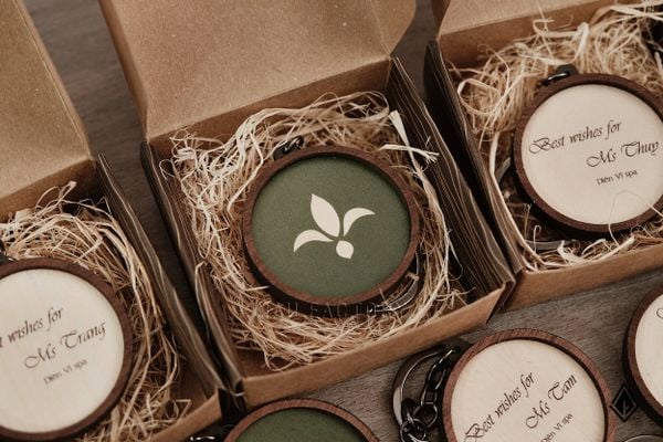 Nâng tầm thành ý với móc khóa gỗ in UV