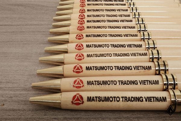 Đẳng cấp thương hiệu Matsumoto Trading VN hiện diện qua bút gỗ khắc logo tinh tế