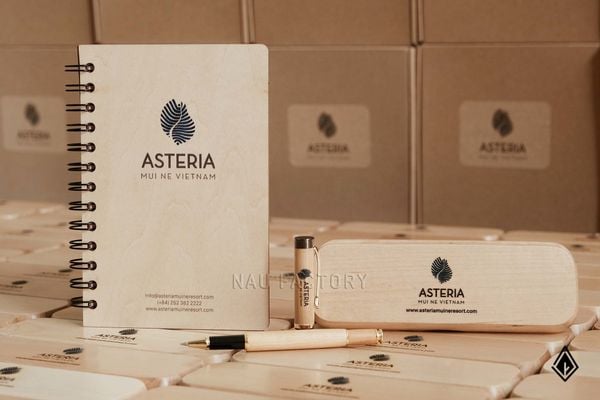 Set sổ tay và bút hộp gỗ Maple mang đậm dấu ấn Asteria Mũi Né