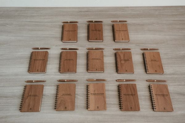 Cùng Dr.Cell ghi dấu hành trình tự hào với set sổ tay & bút gỗ Walnut