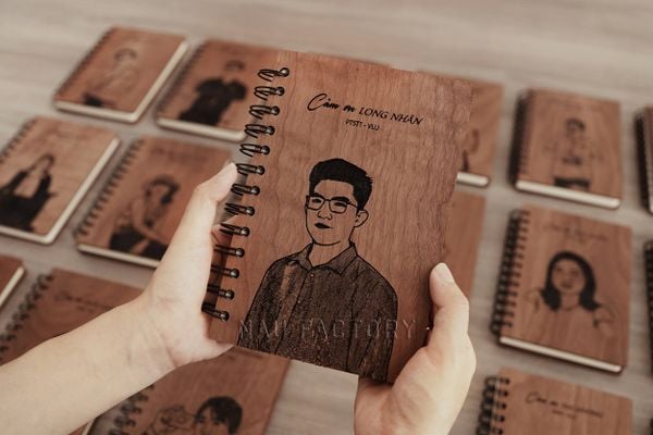 Sổ tay gỗ khắc hình chân dung - Trân trọng mọi cống hiến