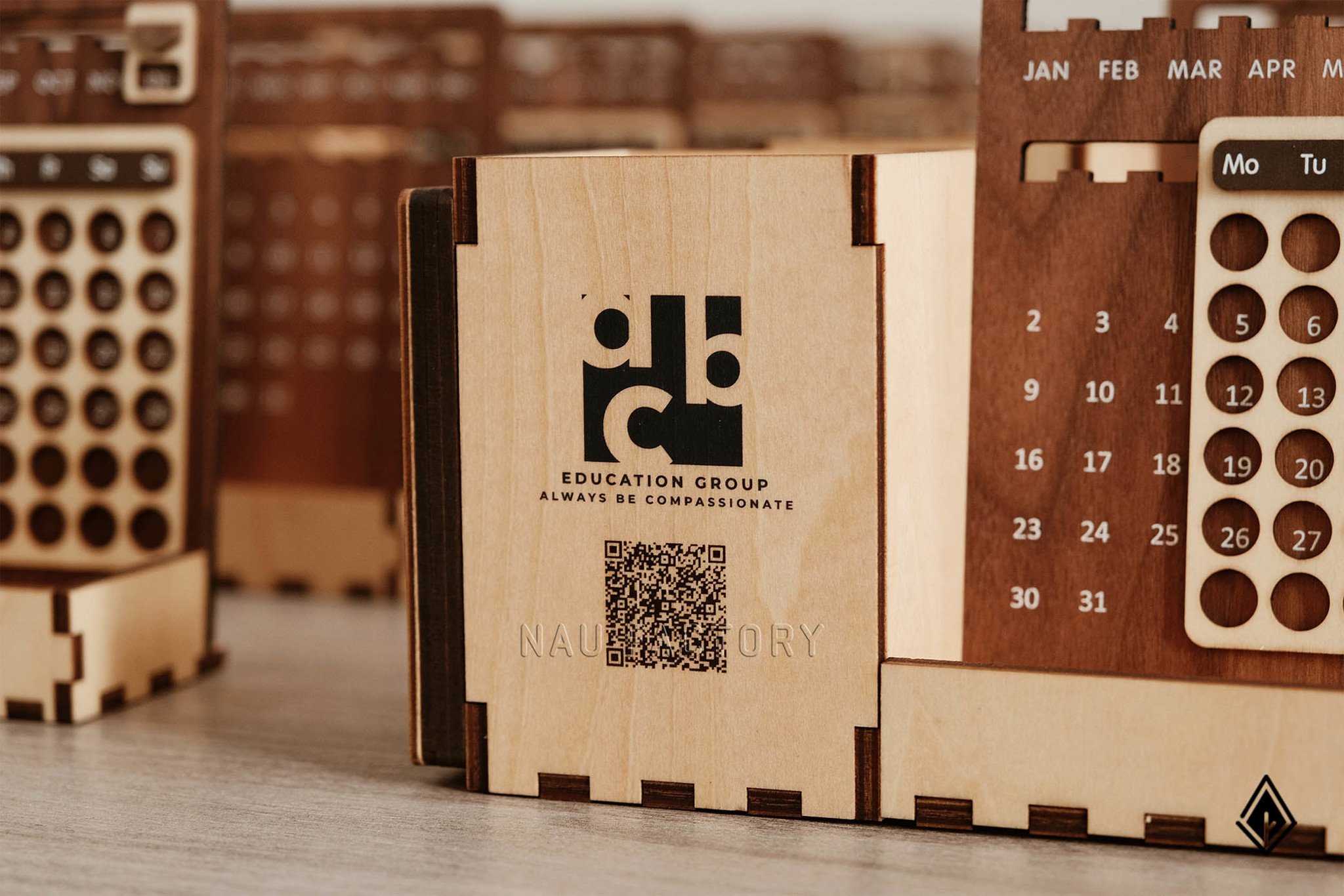 Lịch gỗ vạn niên in mã QR theo yêu cầu ABC Education Group
