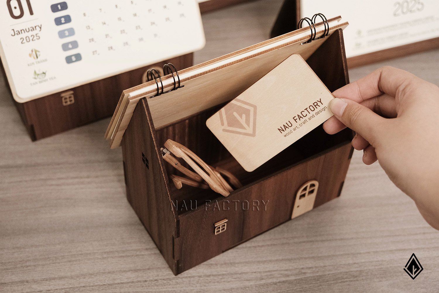 lịch gỗ ngôi nhà và lịch gỗ form ngang