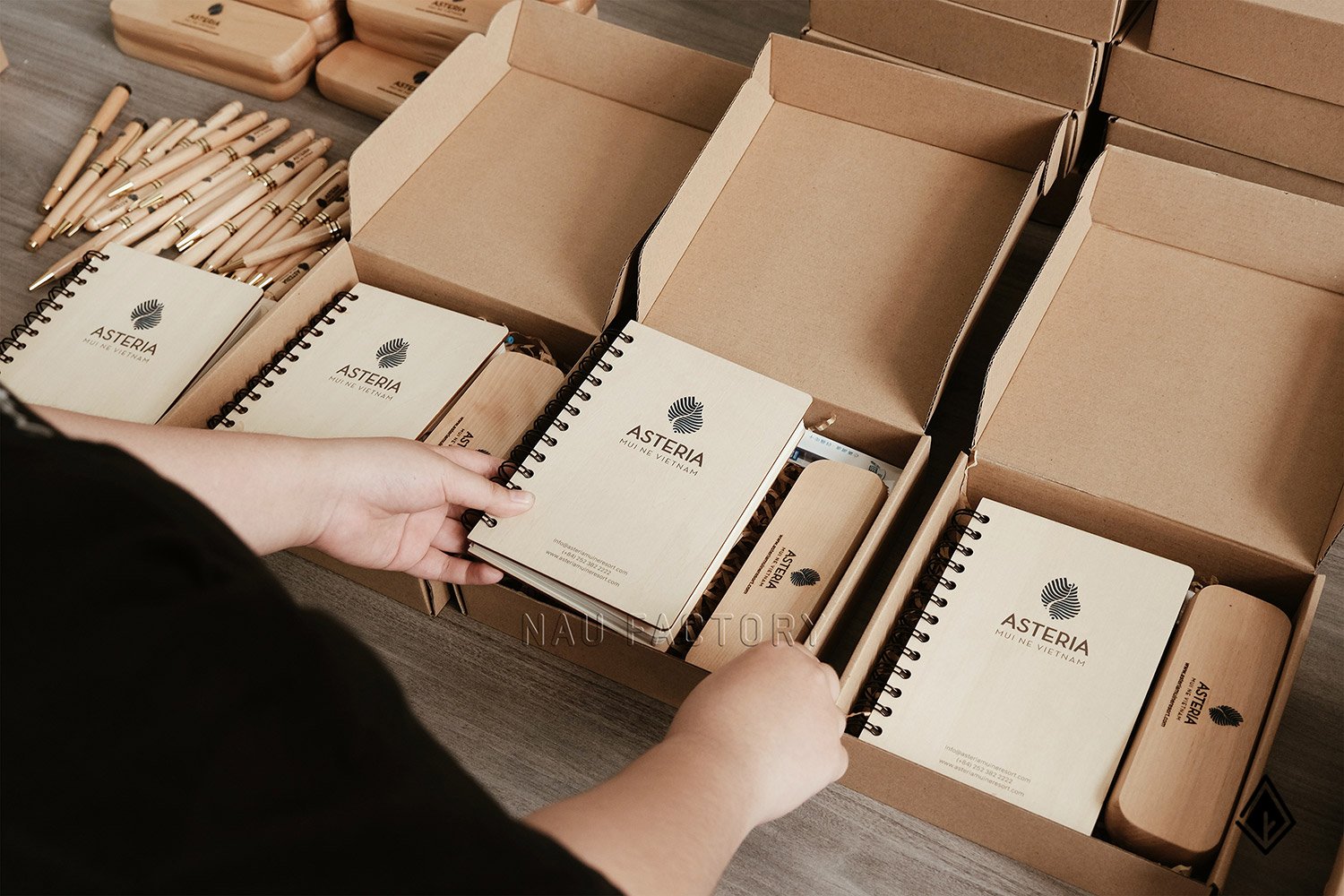 Set sổ, bút và hộp bút gỗ