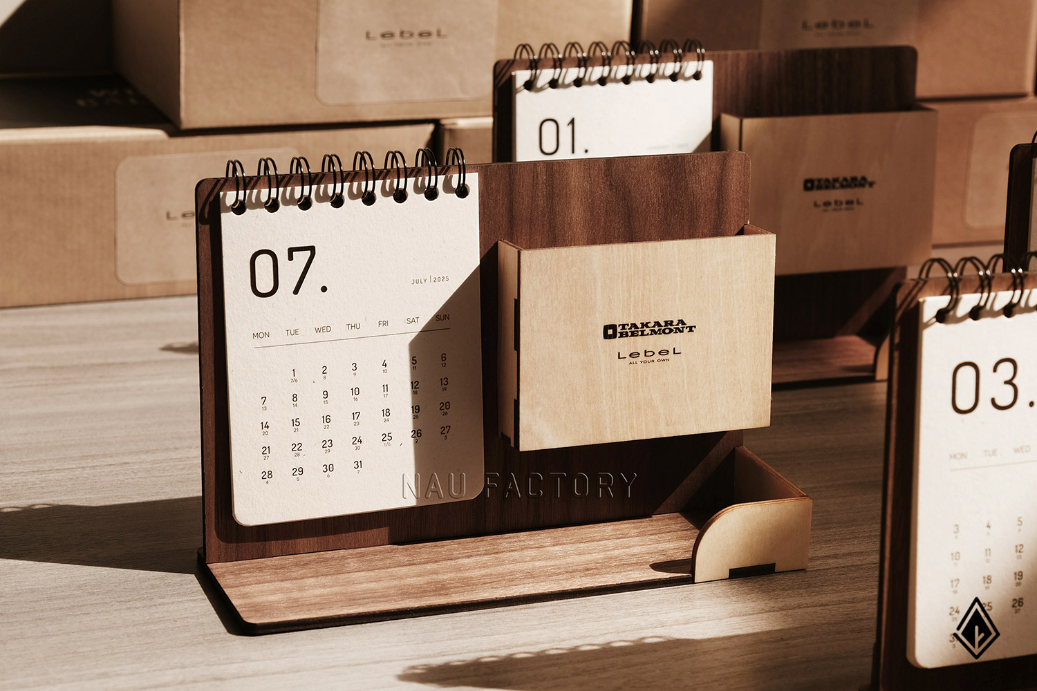 lịch gỗ khay bút