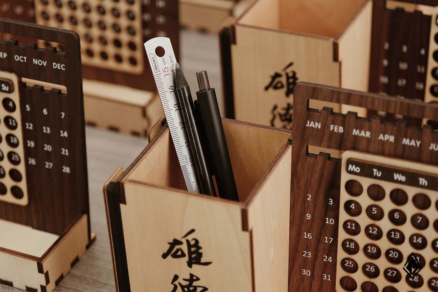Bạn có thể tha hồ để những vật dụng cần thiết cho công việc và học tập trên chiếc lịch gỗ. Ảnh: Nau Factory