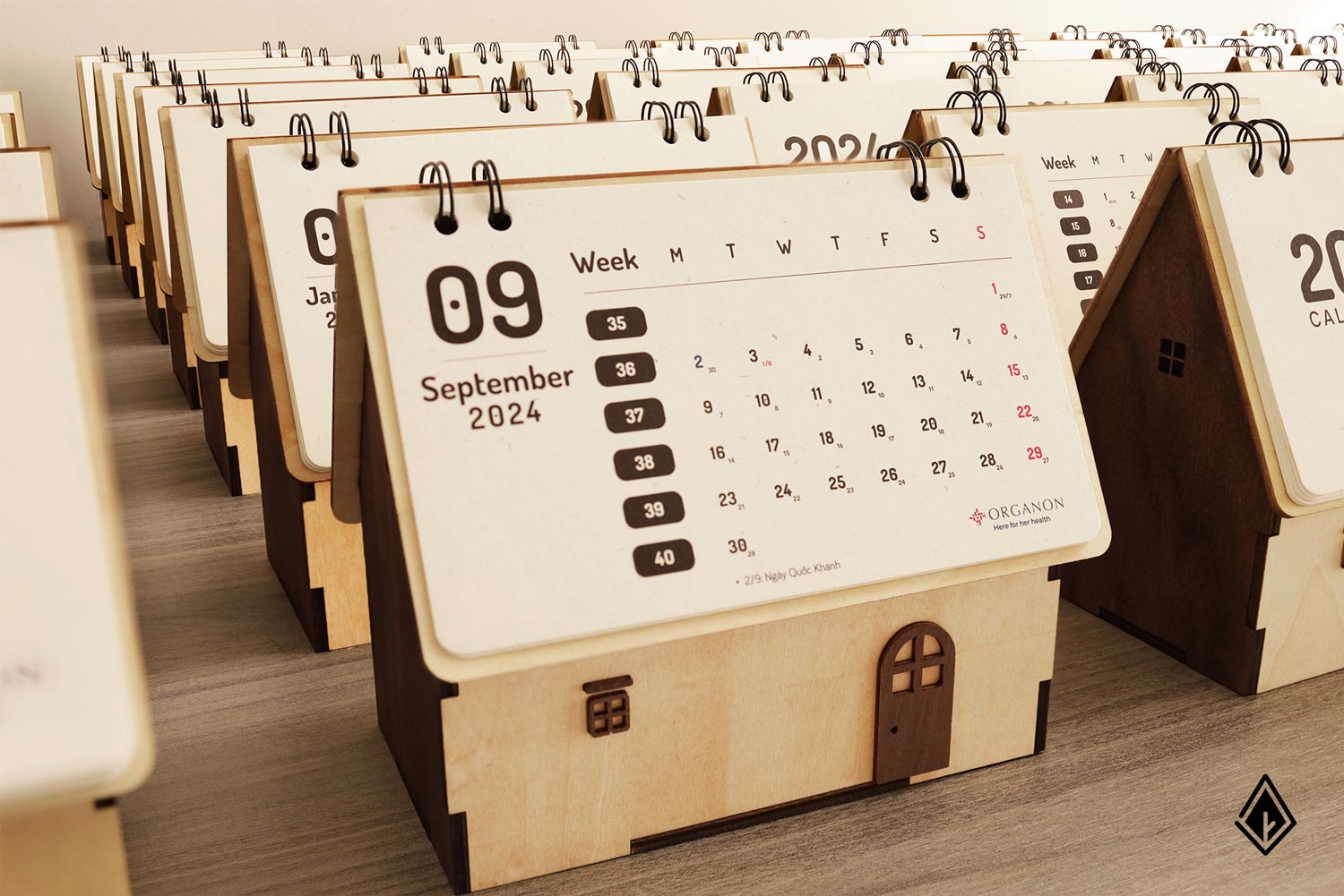 Lịch gỗ ngôi nhà đã được thiết kế lại tờ lịch theo yêu cầu từ doanh nghiệp.. Ảnh: Nau Factory