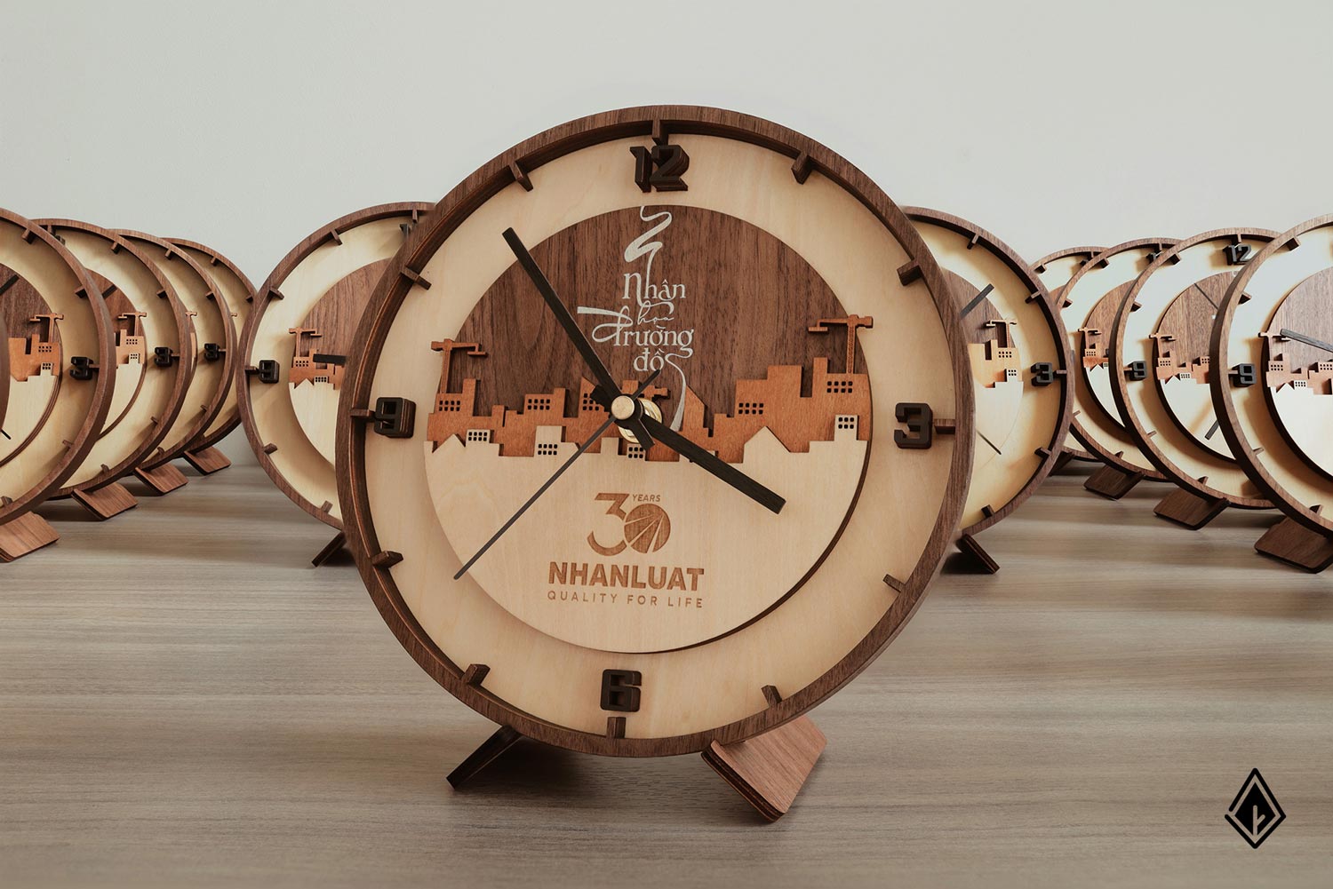 Chiếc đồng hồ gỗ với thiết kế đặc sắc, mới mẻ. Ảnh: Nau Factory